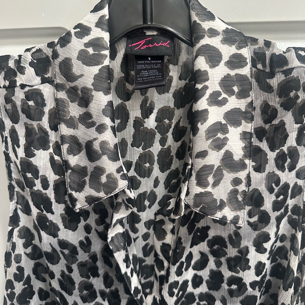 Torrid Black & Gray Sleeveless Leopard Print Sheer V Neck Tunic Top Sz 1 - Picture 4 of 8